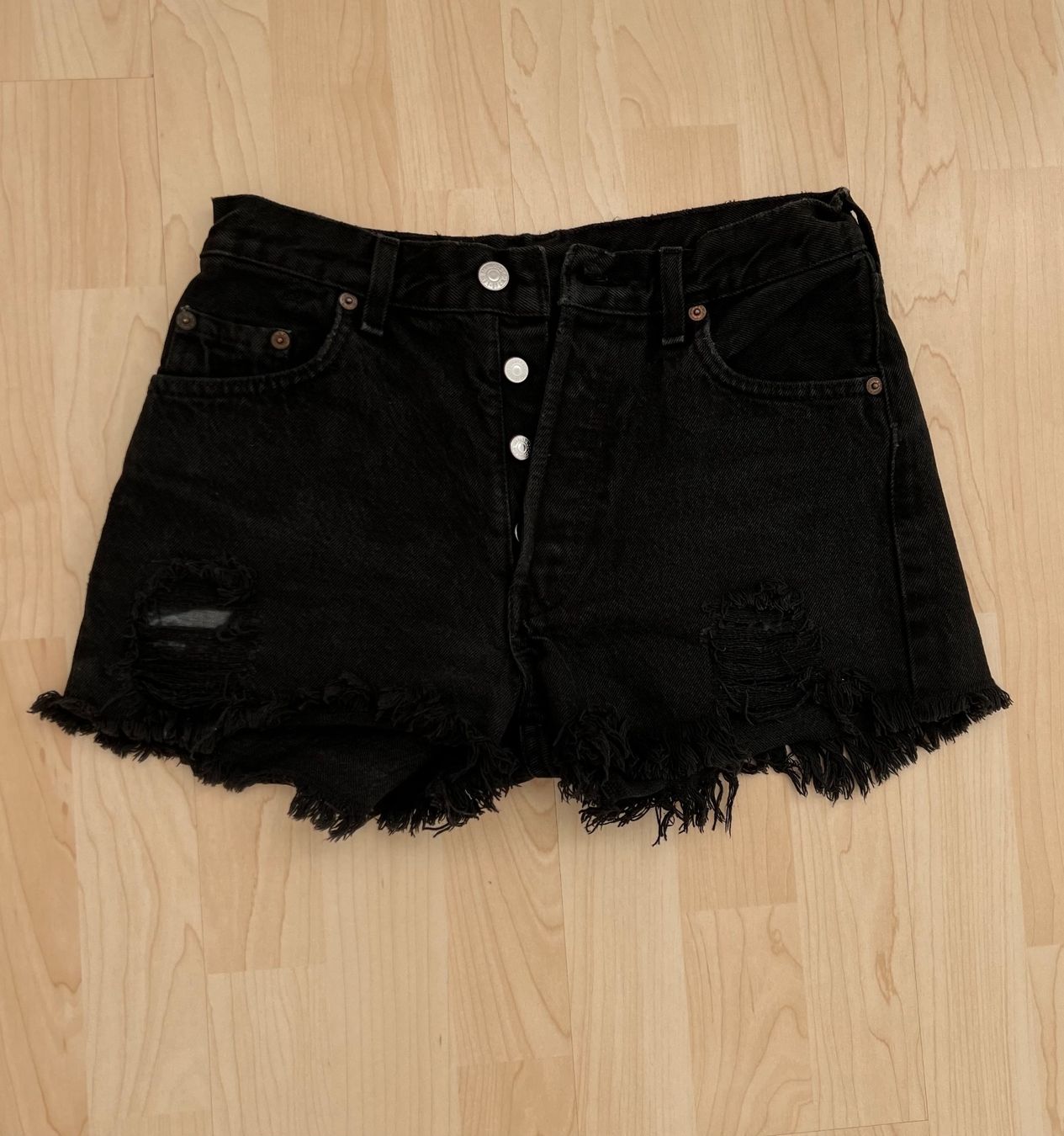 Levi's Pantaloni: Levi's Black Denim Shorts – Usato da Zürich venduto da fer_5h7x