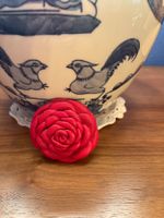 Drei Brosche aus Leder