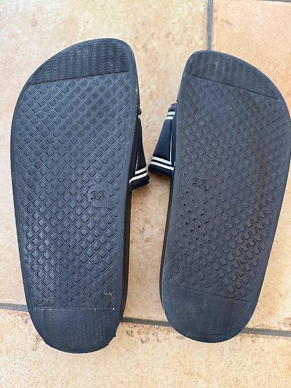 Chaussures garçon: Badschlarpen Gr. 32 "Fila" – D'occasion à Dübendorf par rut_5b5n 1