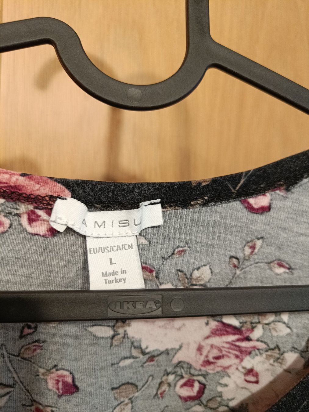 Top: Schwarzes Langarmshirt mit Rosenmuster | Gr. L – Usato da Zürich venduto da Atelier.Second 2