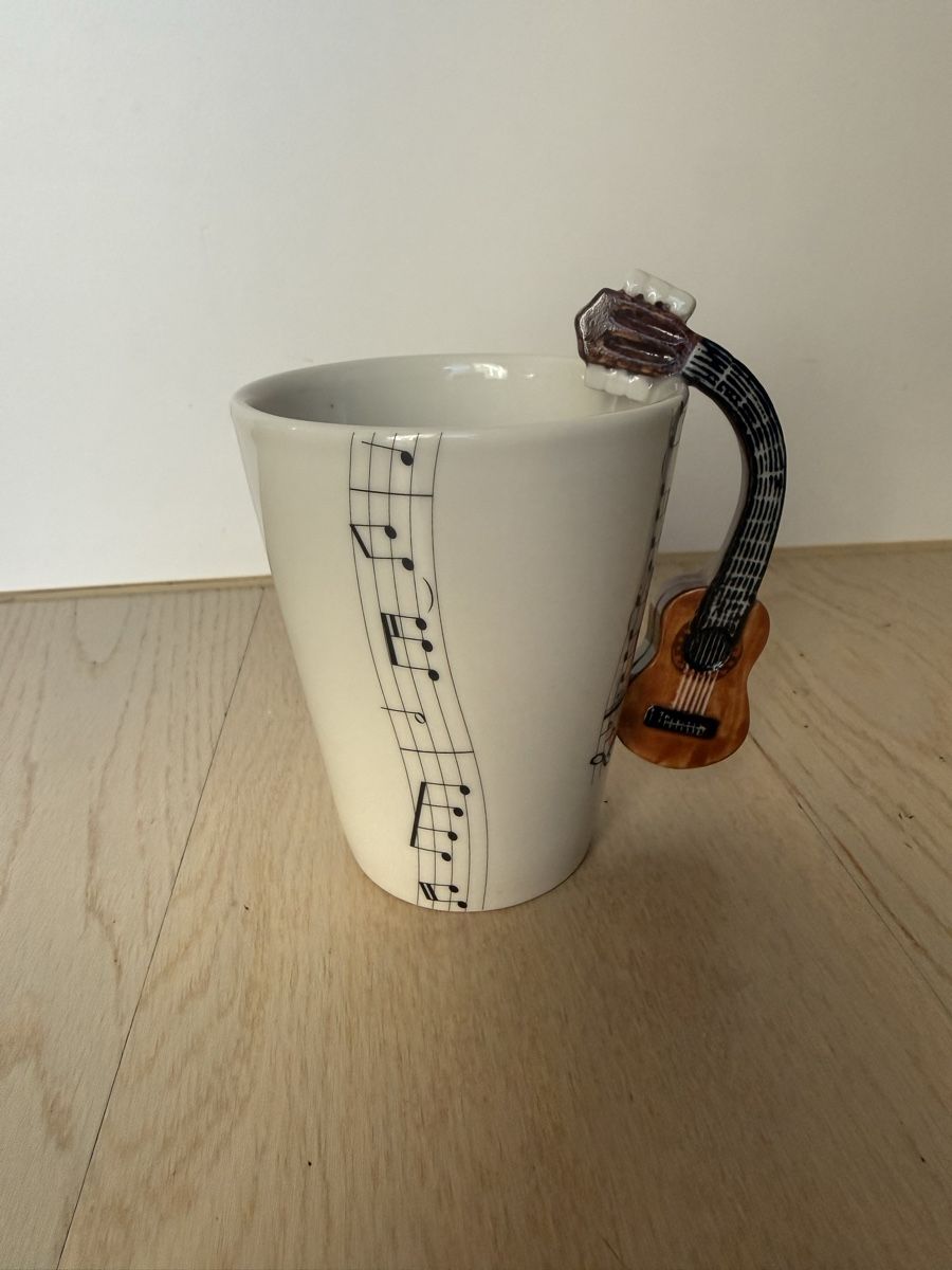 Tazze: Sammlertasse mit Gitarre-Griff und Noten Design. Neu. – Nuovo (secondo la descrizione) da Buch am Irchel venduto da Sweetharth 4