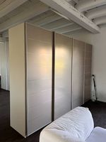 Grosser Kleiderschrank mit Schiebetüren