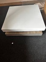 Quadratischer Couchtisch, massiv und drehbar