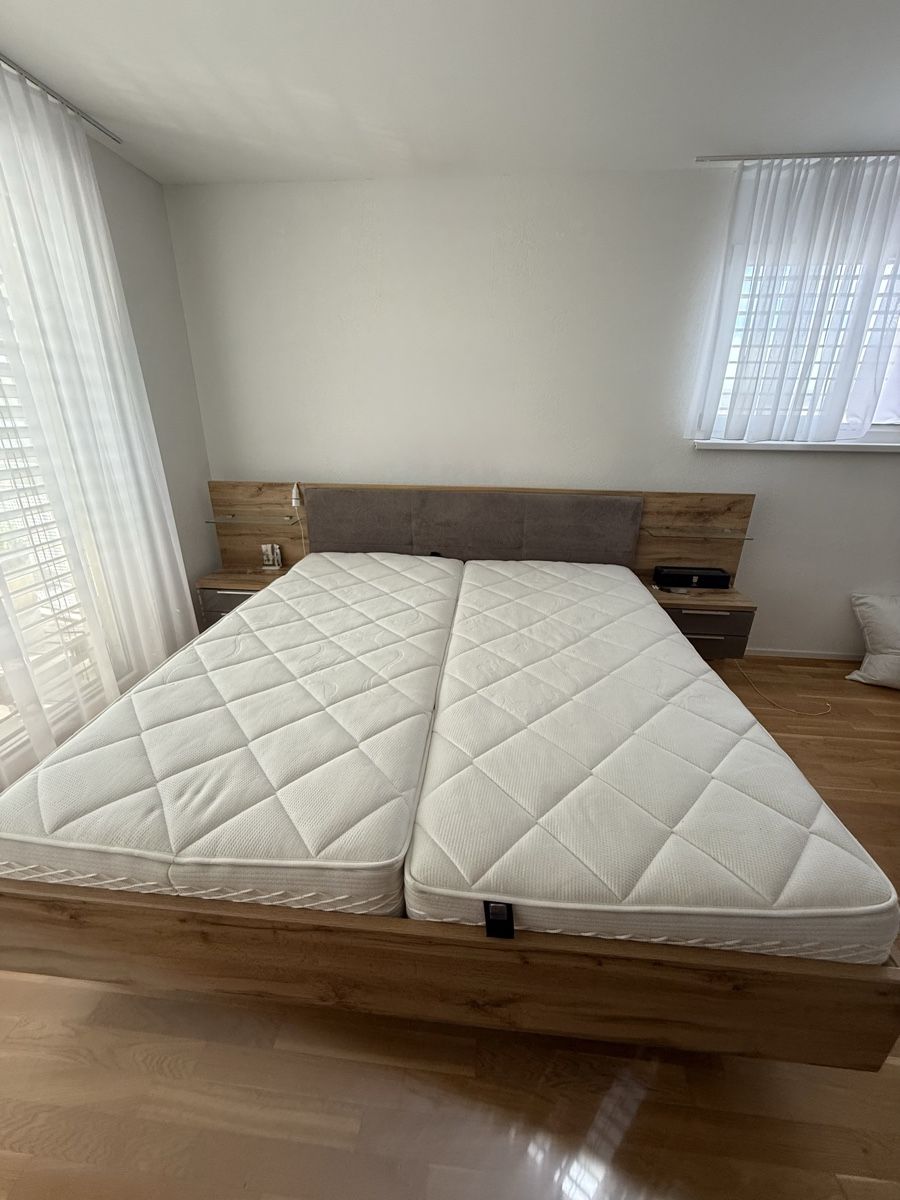 Lits: Bett mit zwei Nachttischen und Kopfteil Holz/grau – D'occasion à Weiach par DanielaCecillia