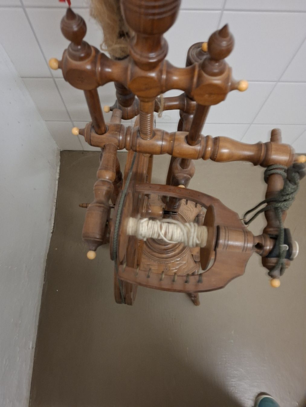 Ruote per filare: Antikes Spinnrad aus Holz mit Garnrolle,  – Usato da Olten venduto da Mezopotamya 1