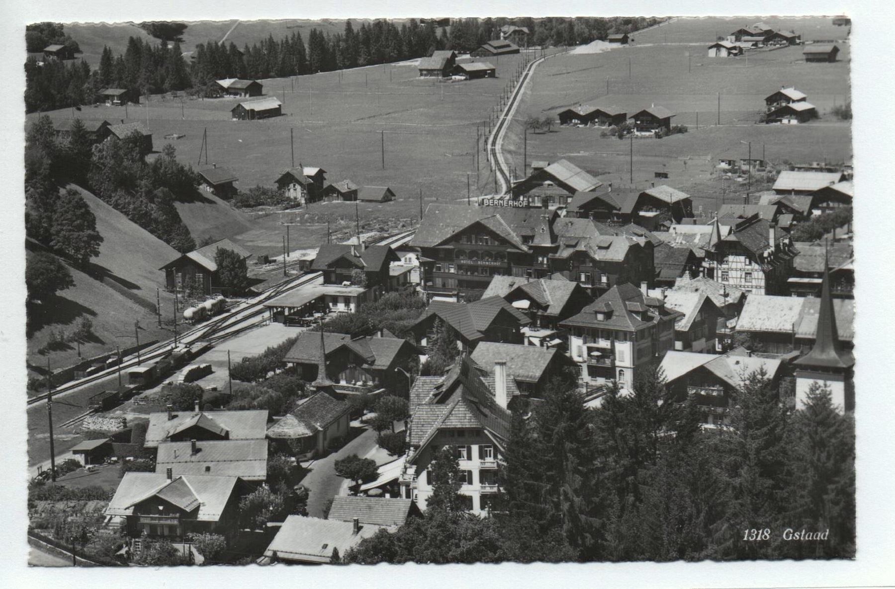 Cartoline postali: GSTAAD Bahnhof Flugaufnahme – Nuovo (secondo la descrizione) da Jona venduto da philajona