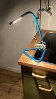 LED Schreibtischlampe blau dreieckiger Fuss gebraucht