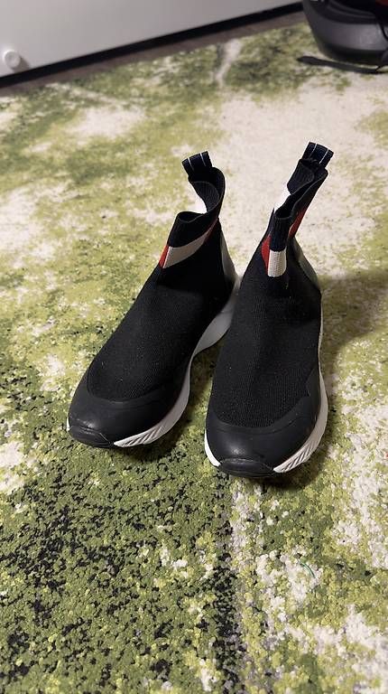 Schuhe für Jungen: Tommy Hilfiger Sneaker  Grösse 35 – Gebraucht aus Pratteln von mer_lkt6