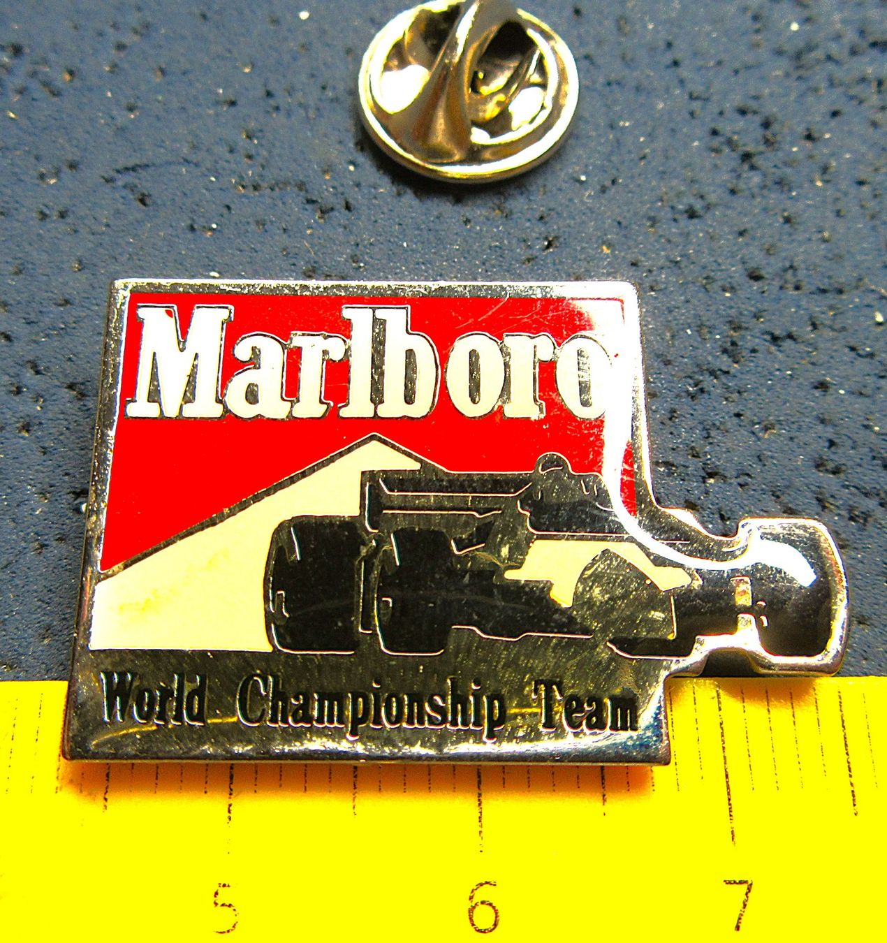 Marlboro Placchette & Badge: FORMEL1 WORLD CHAMPION TEAM MARLBORO PIN – Usato da Ettingen venduto da Hausi4711