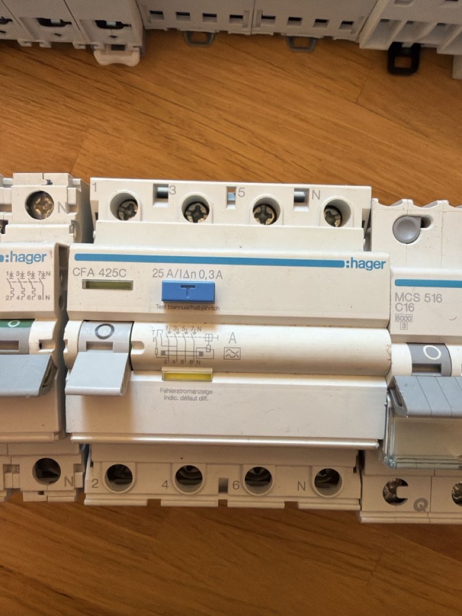 Hager Stromzufuhr: Diverses Elektromaterial – Gebraucht aus Steffisburg von gia_5gkm 2