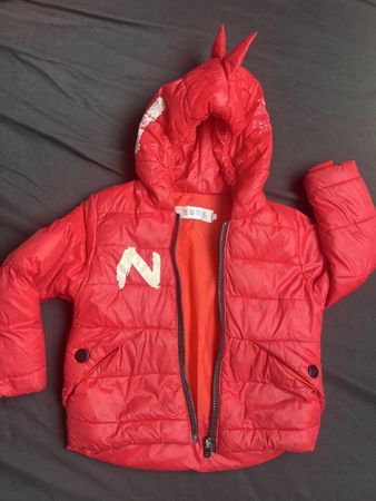 Rote Winterjacke Gr. 100 mit Dino-Zacken