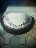 Applique murale avec abat-jour en verre.
