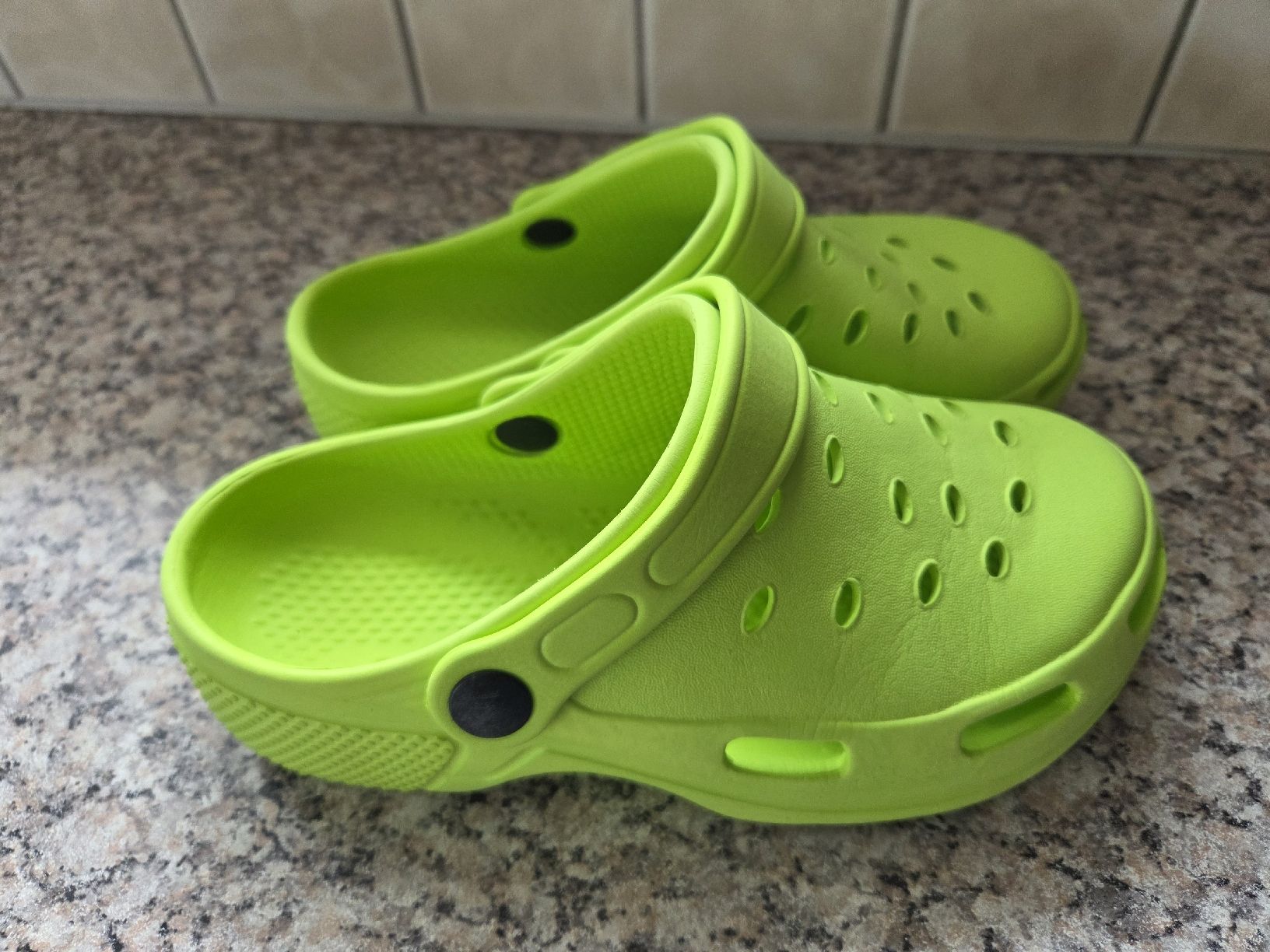 Scarpe per ragazzi: Lime-grüni Clogs Gr. 33 Sommerliche Schuhe – Usato da Flurlingen venduto da Ferrari14 1
