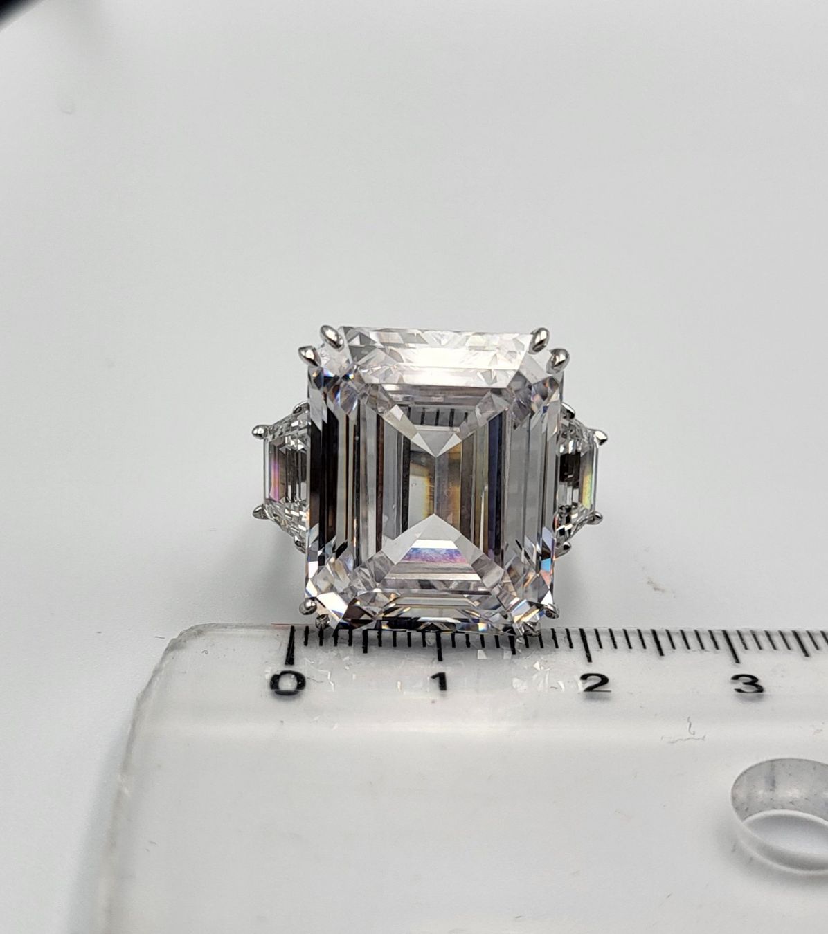 Ringe: Massiv 585 Weiss Gold Ring Mit Steine – Gebraucht aus Wald ZH von Aniade
