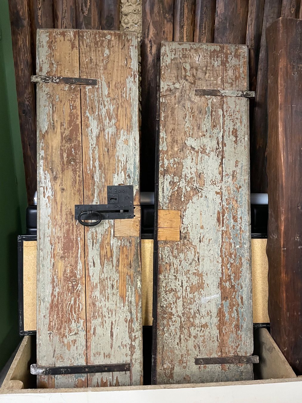 Articoli in legno: Antike Holztore mit Rustikalem Beschlag – Usato da Luzern venduto da helpy 2