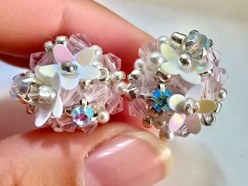 Haarschmuck: Floral Ohrstecker + Seide Scrunchie Set - Handgemachte, Neu! – Neu und originalverpackt aus Vals von ABA-Atelier 6