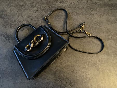Elegante schwarze Handtasche mit Golddetail, neuwertig