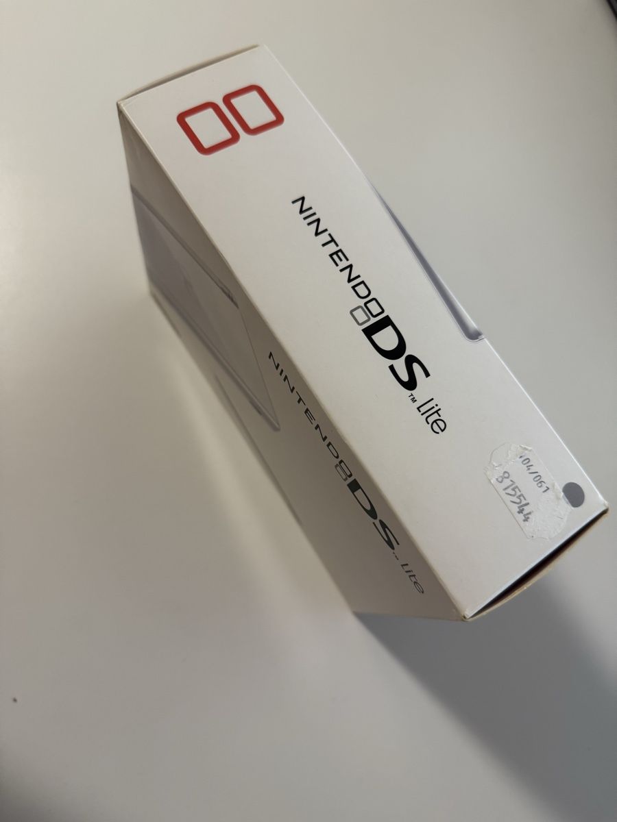 Nintendo Konsolen: Nintendo DS Lite Console Silver new In Original Box – Neu und originalverpackt aus Villaz-St-Pierre von AuctionWonFor3 5