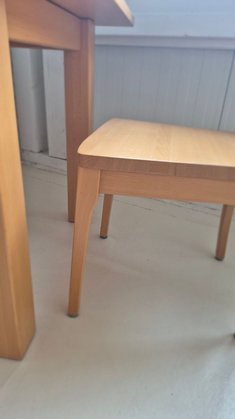 Set di tavolo e panche: Massiver kleiner Tisch mit zwei Stühlen – Usato da Trimmis venduto da Florianschlumpf 6