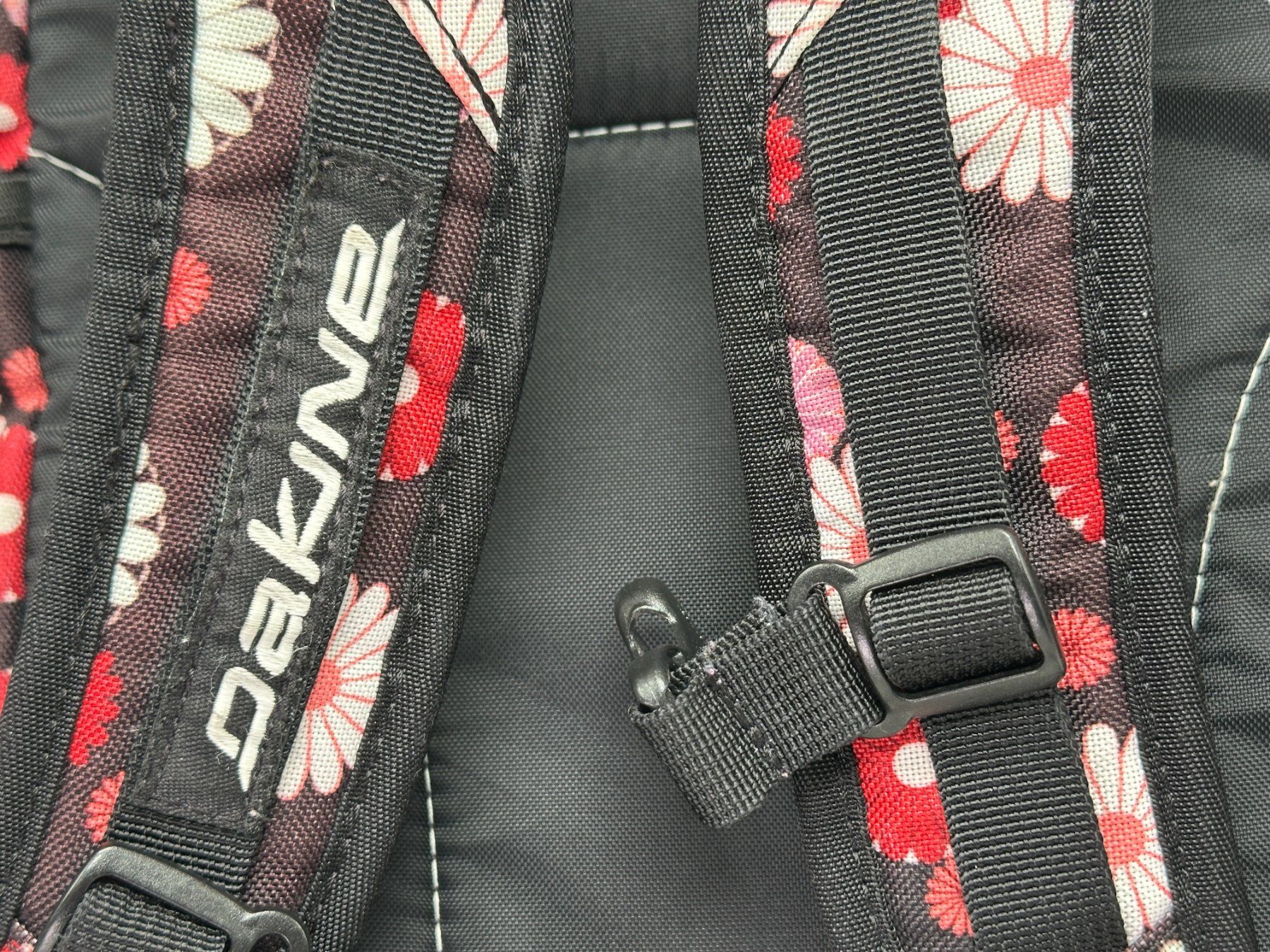 Dakine Zaini: Sac à dos Dakine fleuri – Usato da Morges venduto da deco.vintage 2
