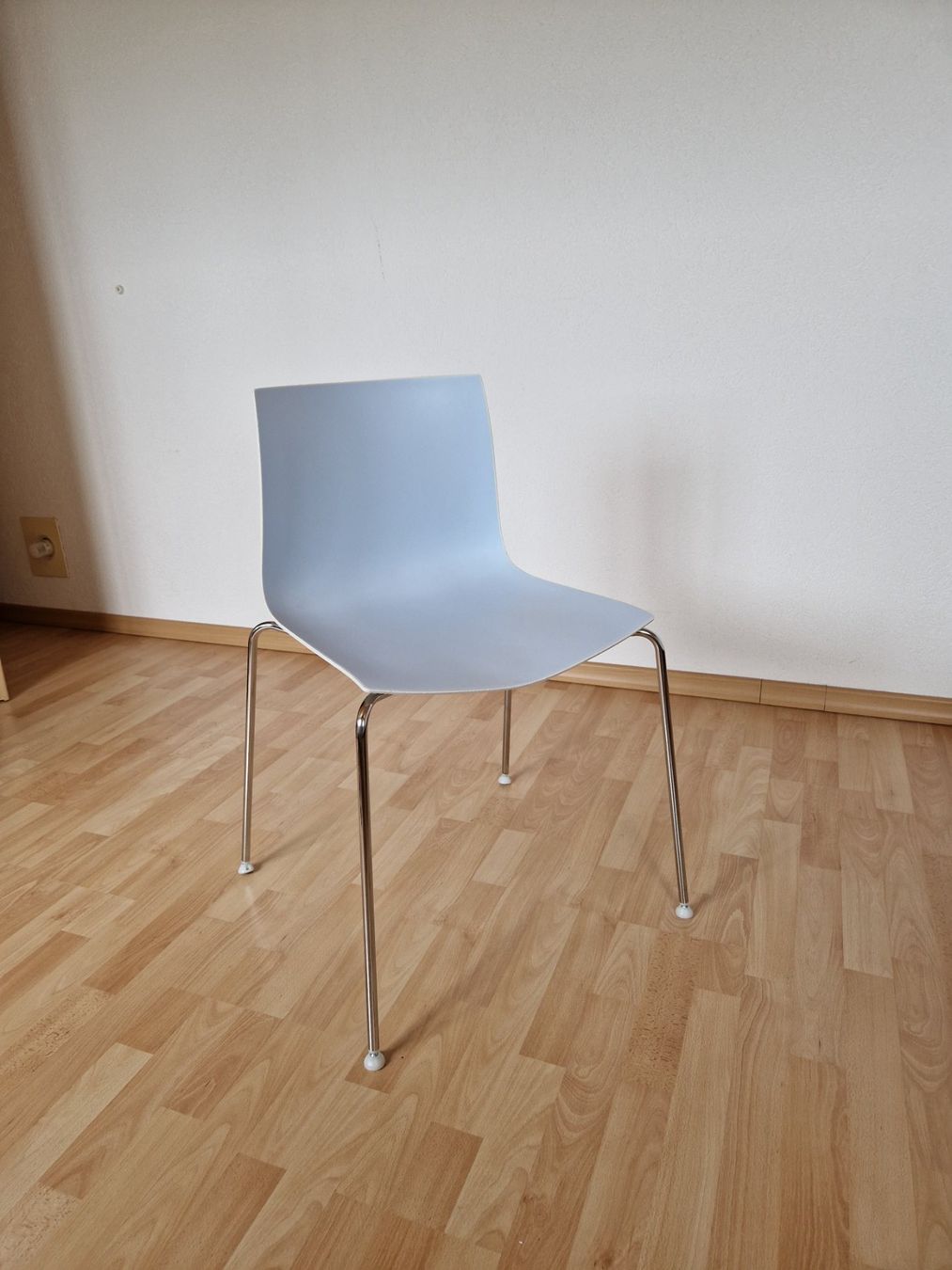 Stühle: Designerstuhl blassblau – Gebraucht aus Pfäffikon SZ von cabinetmakers16