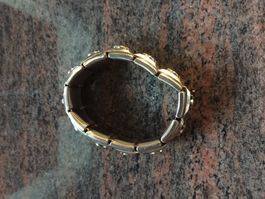 Armband mit  Köpfen die Helme tragen.
