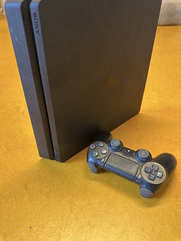 Consoles: PS4 Slim 500GB + Controller + COD MW  – D'occasion à Ormalingen par Mo2 1