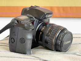 Analoge Fotokamera Canon EOS 5 mit Objektiv 28–105mm