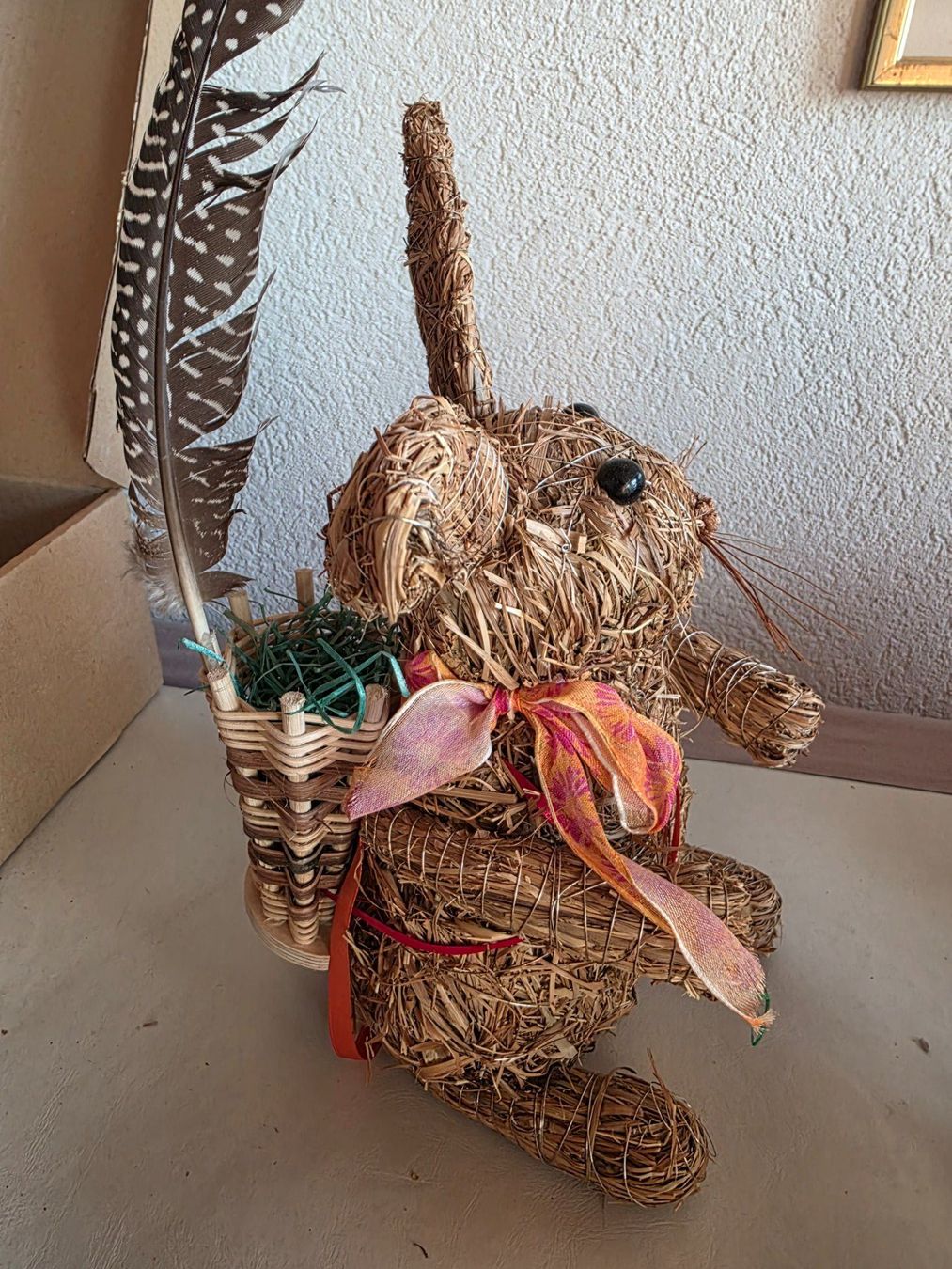 Figuren: Dekoration Oster Hase Stroh Handarbeit mit echten Accessoire – Gebraucht aus Walterswil BE von Lonitti 1