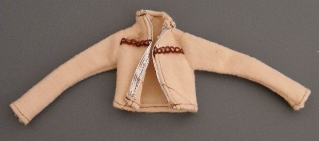 Poupées: veste pour Barbie  – D'occasion à Couvet par Pioune