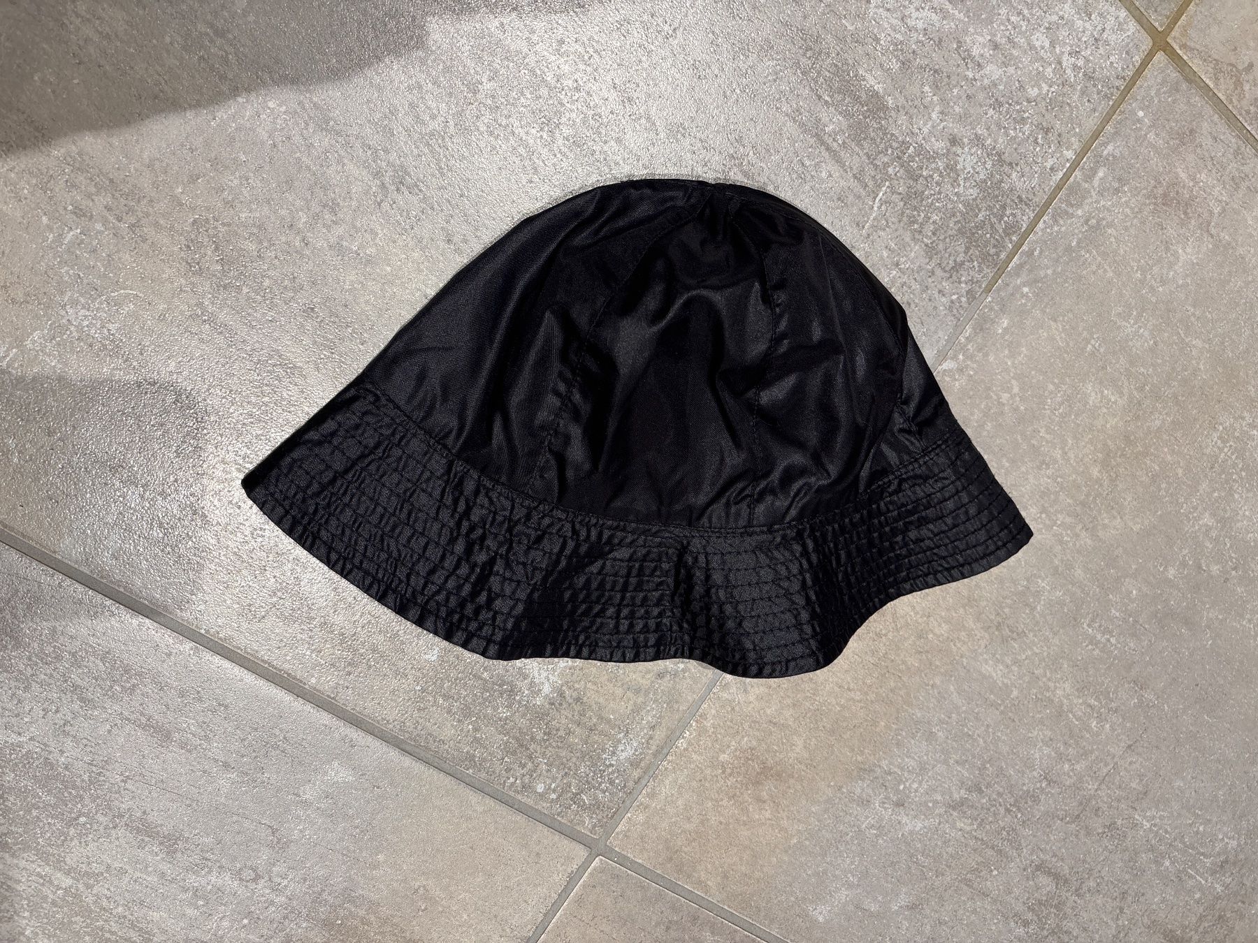 Hüte, Mützen & Caps: Schwarzer Bucket Hat, stylischer Sonnenhut – Gebraucht aus Bülach von Jackybabue