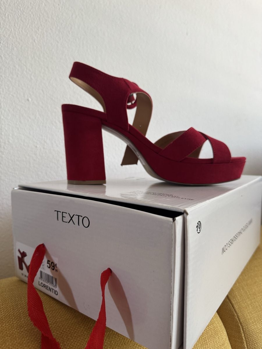 Damenschuhe: Sandales rouges neuves, marque TEXTO – Neu und originalverpackt aus Fribourg von Cldlpr
