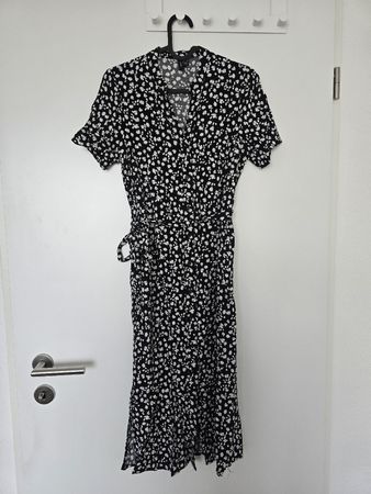 Kleid von Vero Moda, schwarz mit weissen Blümchen, XS