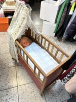 Nostalgisches Puppenbettli, rot, mit Rädern, Vintage!