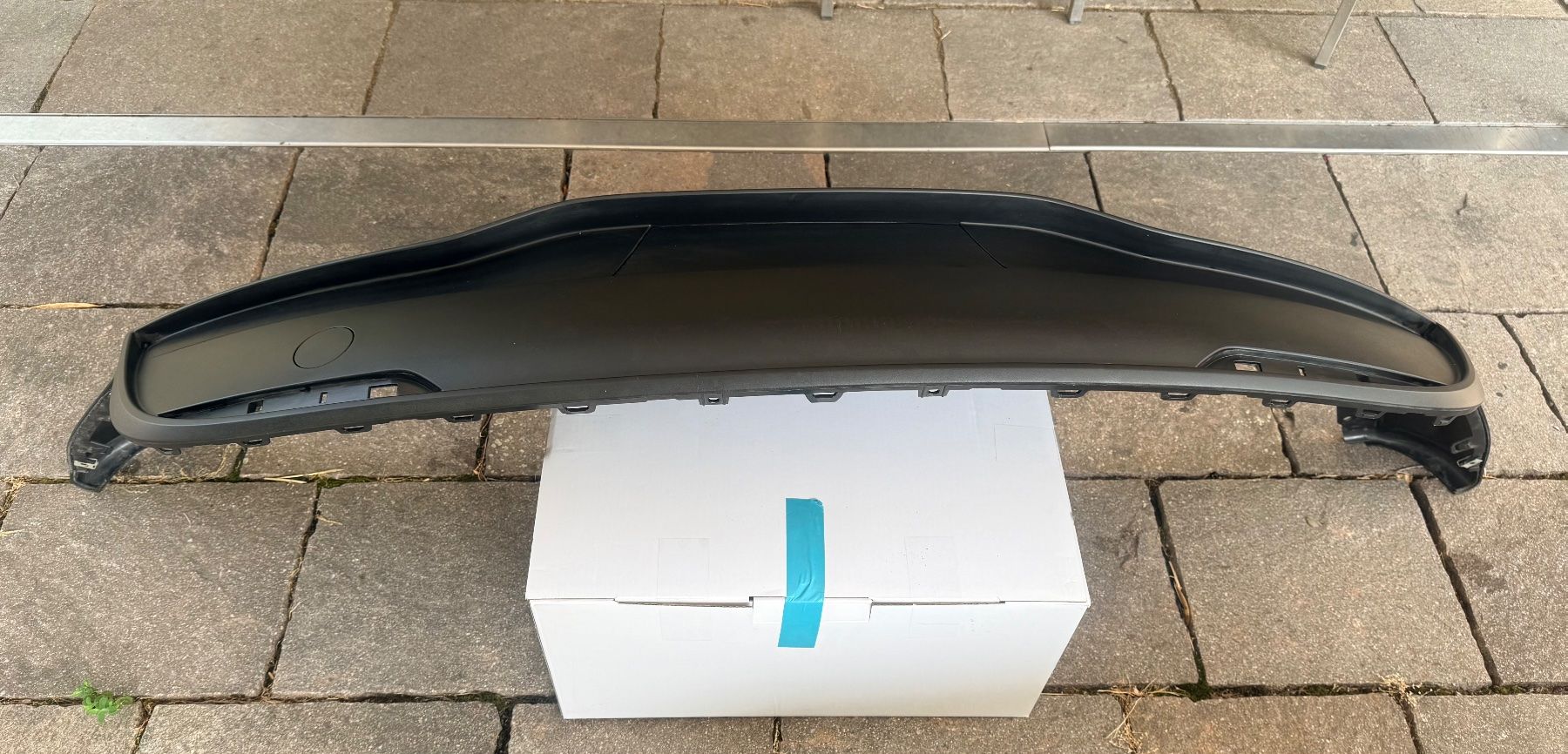 Tesla Toutes les pièces auto: Heckdiffusor Tesla Y Performance - wie neu! – D'occasion à Kölliken par Flue68 2