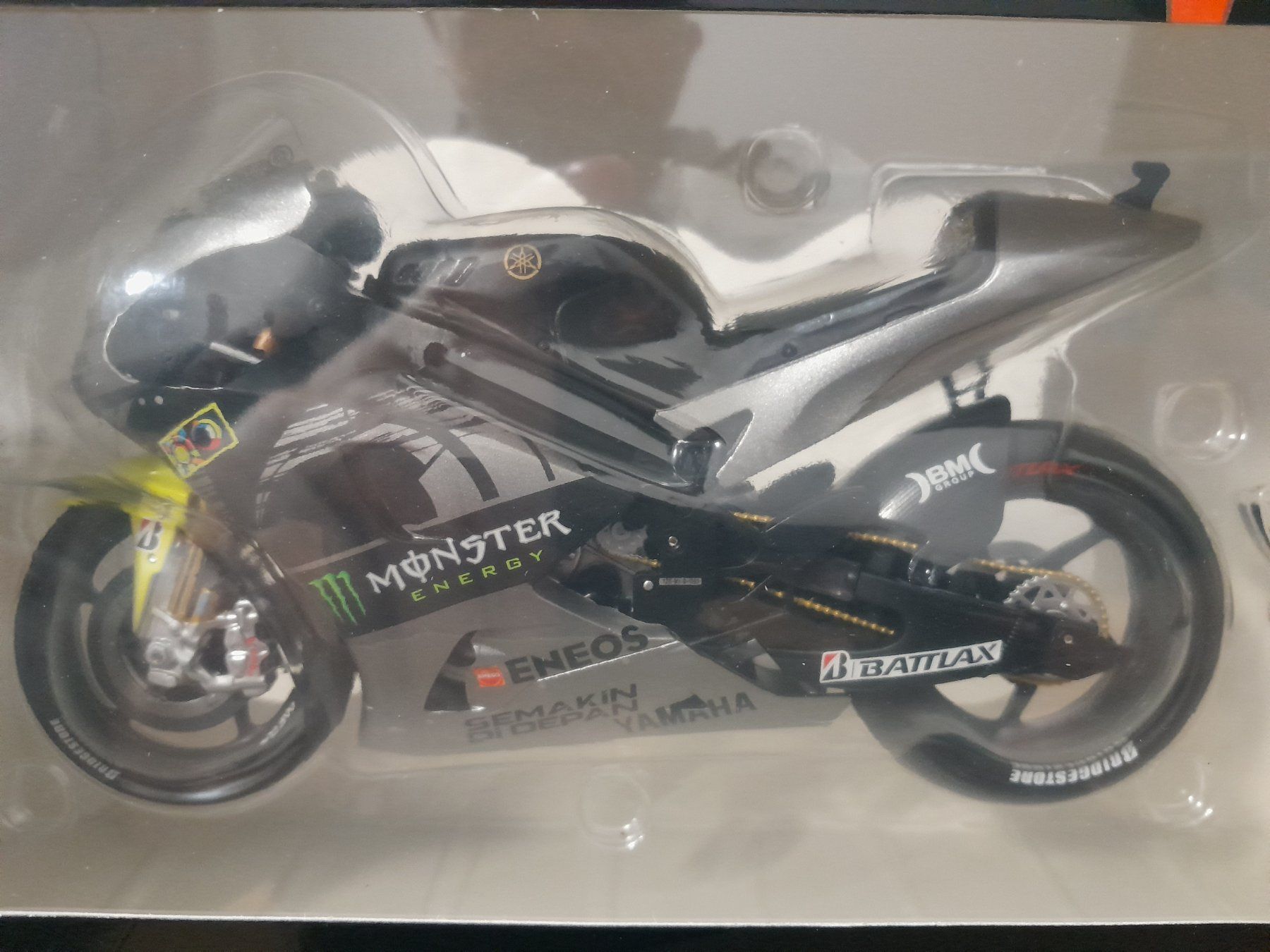 MINICHAMPS 1/12 VALENTINO Rossi Honda RC211V Pre-season Testbike 2002