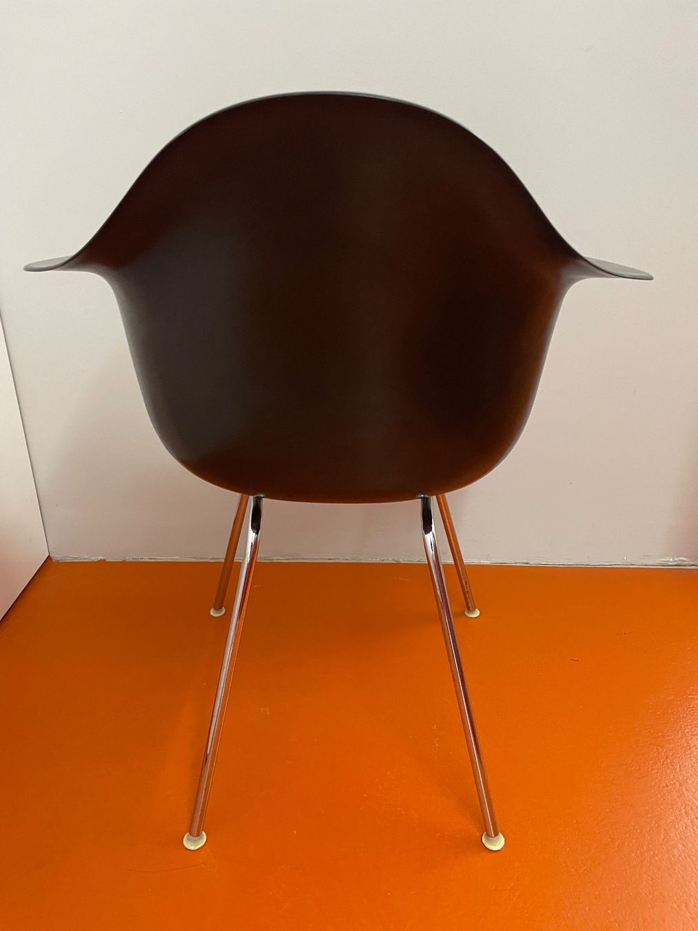 Eames Sedie: Eames Fiberglas Armchair schwarz – Usato da ipsach venduto da Latigo 1