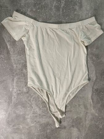 Schulterfreies T-Shirt