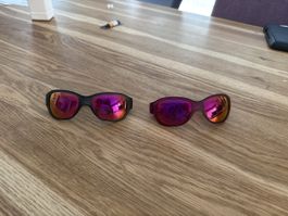 2 Julbo Sonnenbrillen für Kinder, dunkelrot und dunkelgrau 