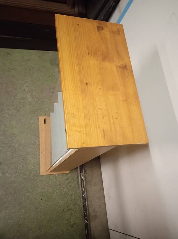 Vetrine: Holzvitrine mit Glastür & 5 Fächern – Usato da Basel venduto da Petergunn 2