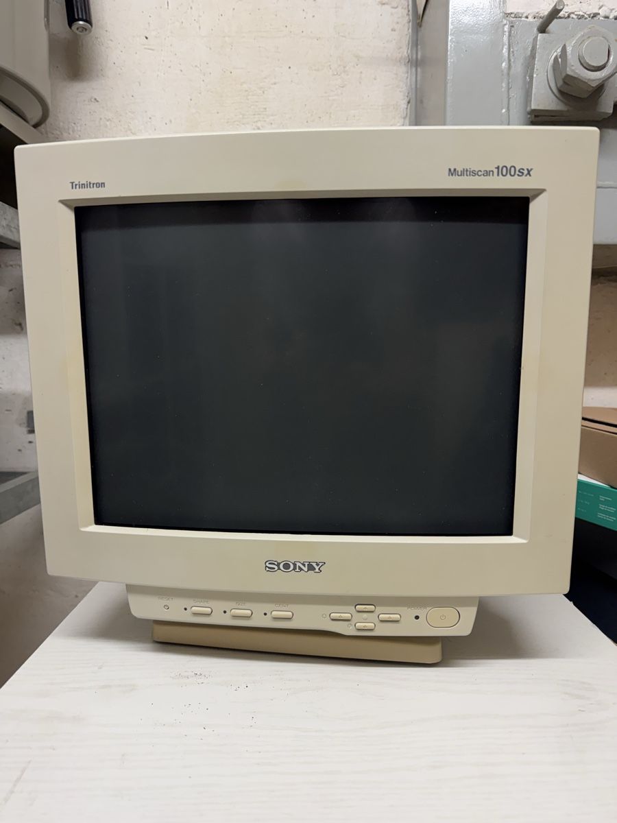 Ecrans: Sony Röhrenmonitor – Défectueux à Esslingen par Ursr1