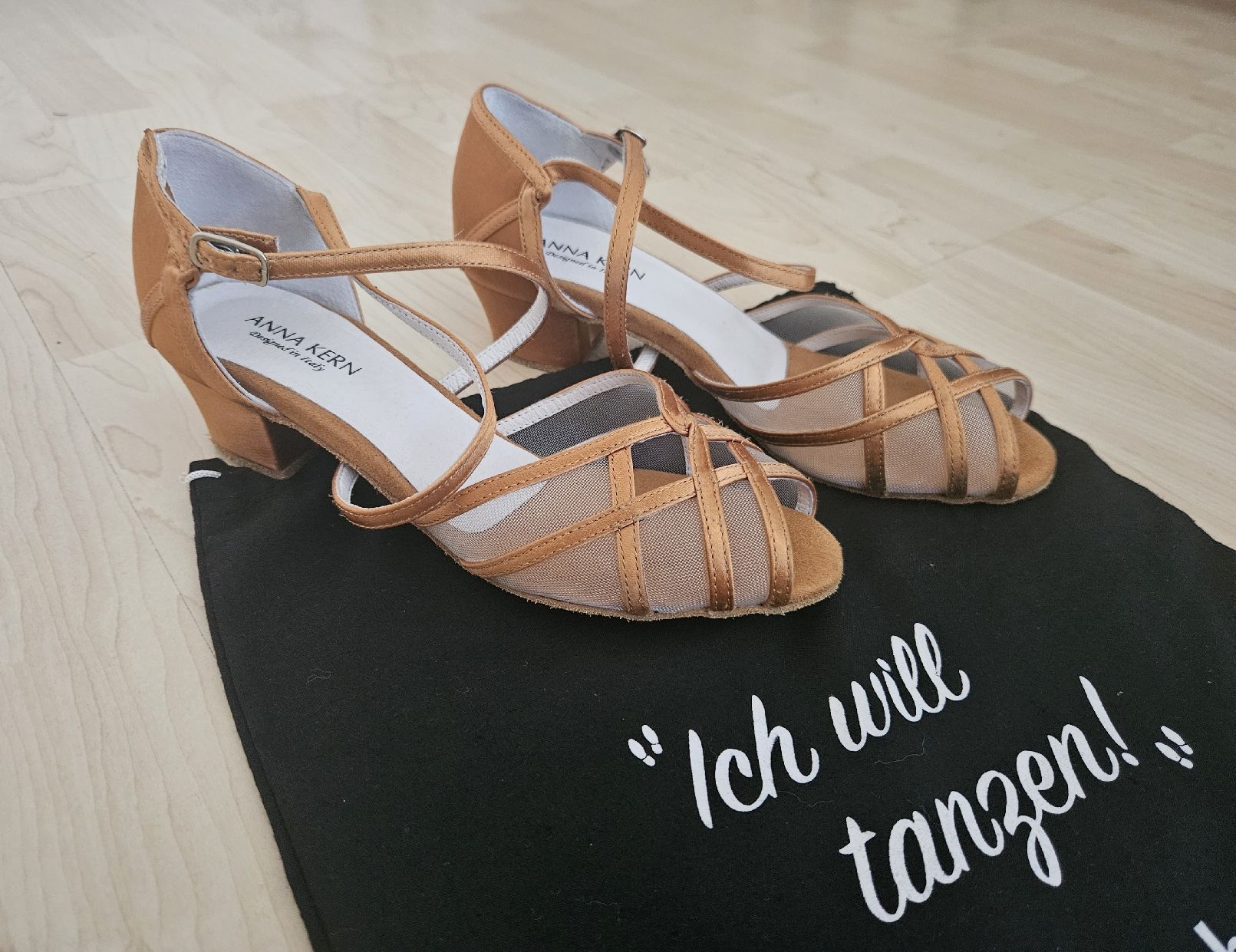 Scarpe da donna: Tanzschuhe von Anna Kern – Usato da Maur venduto da Basil03
