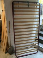 Bett Rost aus Metall, mit Holzlamellen, verstellbar