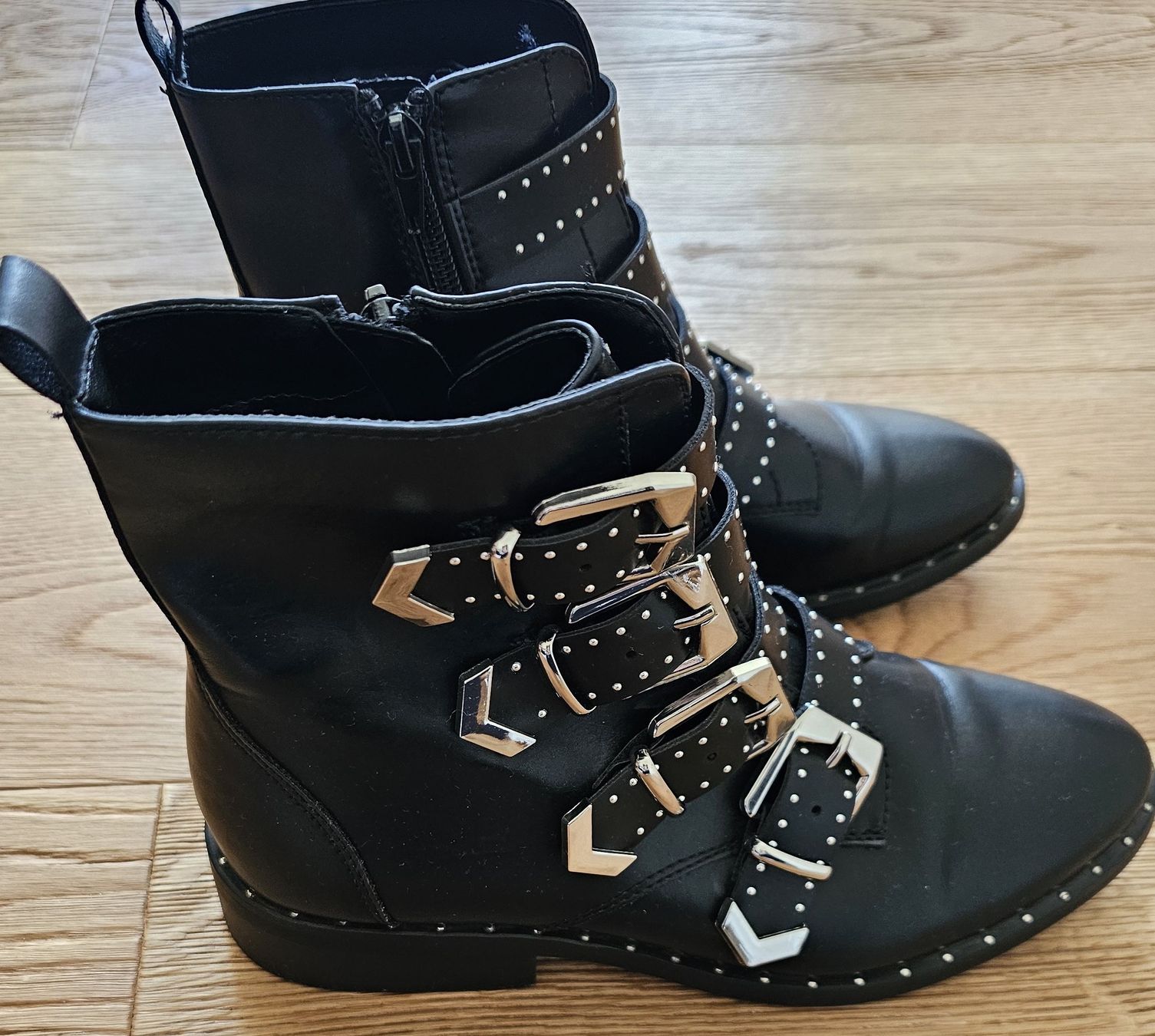 Scarpe da donna: Schicke schwarze Stiefeletten mit silber Gr. 37 – Usato da Balzers venduto da ridr