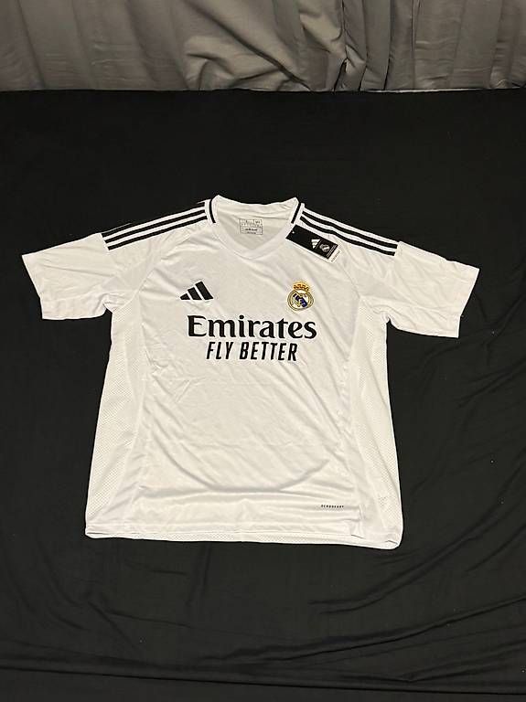 Leibchen & Hosen: Real Madrid  – Gebraucht aus Montreux von Dmelen01