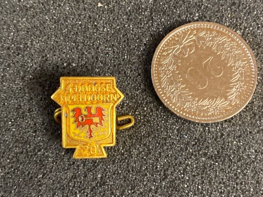 Broches & Aiguilles: BROCHE - 4 DAAGSE APELDOORN – D'occasion à Le Brassus par cinema13