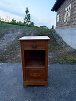 Nachttisch aus Holz zu verkaufen