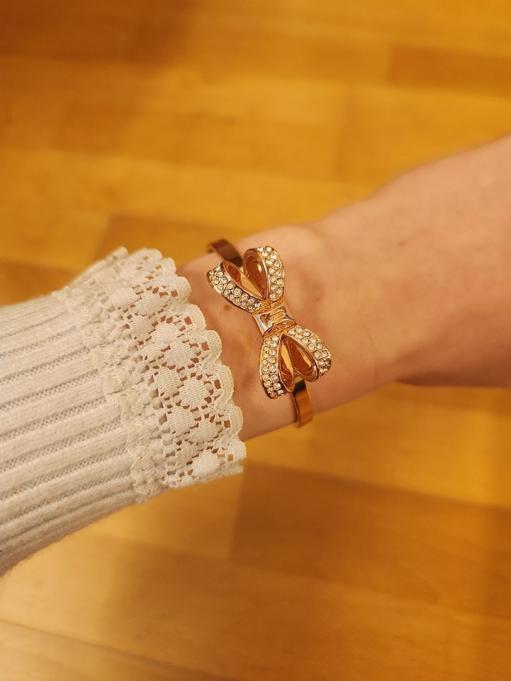 Armbänder & -reifen: Ted Baker Armreif Rosegold mit Schleife Strass – Gebraucht aus Bronschhofen von eve_l8y7