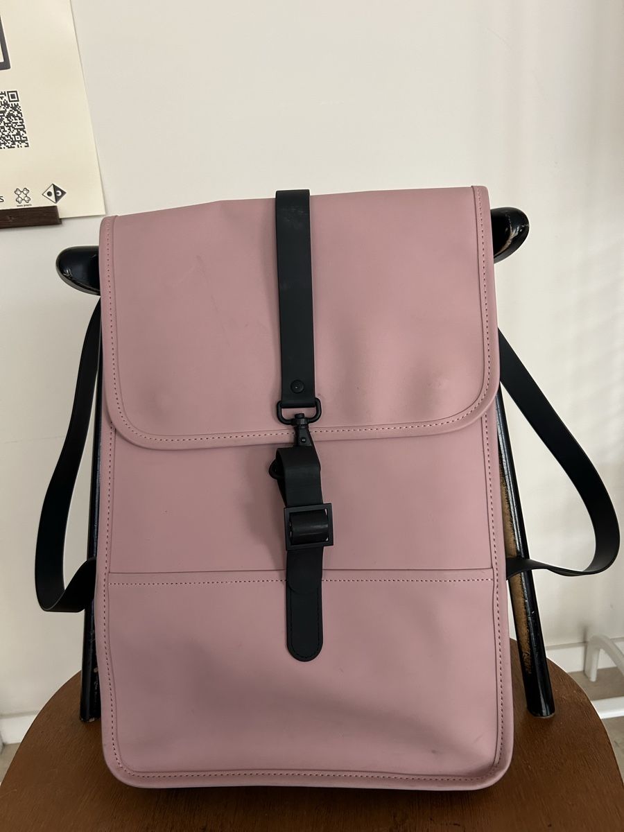 Rains Zaini: RAINS Backpack in Pale Pink - Stylish, Waterproof! – Usato da Zürich venduto da fan_z5fl