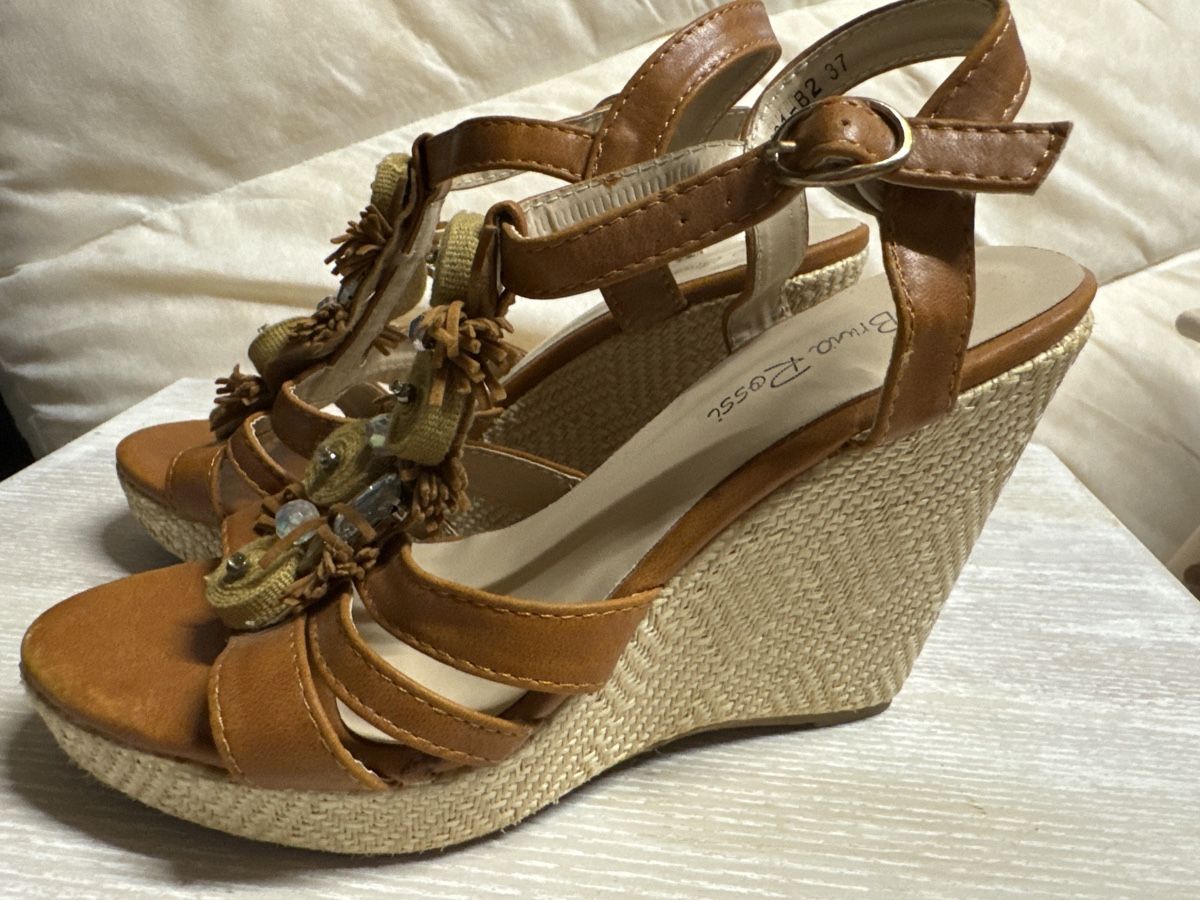 Scarpe da donna: Braune Keilsandalen Gr. 37 – Usato da Grabs venduto da Shelly_87 1